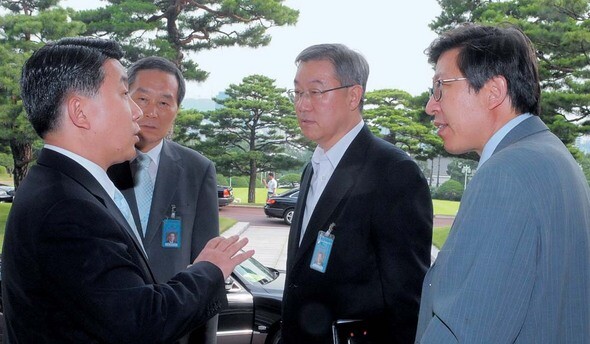 청와대와 대통령의 입 역할을 담당하는 이동관 청와대 대변인(맨 왼쪽)과 박형준 홍보기획관(맨 오른쪽)의 불편한 관계에 대한 얘기가 정치권에서 흘러나오고 있다. 7월11일 청와대 본관 앞에서 대화중인 두 사람. 청와대사진기자단