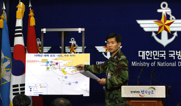 지난 4월1일 이기식 합참정보작전처장이 천안함 침몰 사건과 관련해 언론이 제기한 여러 의문에 답하고 있다. 한겨레 신소영 기자