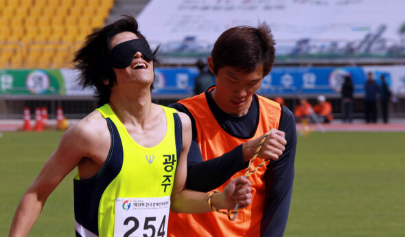 진주종합경기장에서 열린 남자 400m T11 경기에 나선 광주의 최도현(왼쪽)이 가이드와 역주하고 있다.