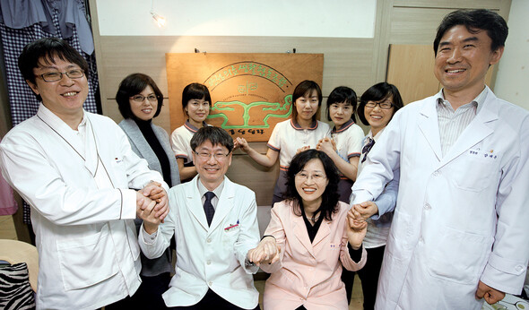 국내 최초의 의료생협으로 15주년을 맞은 안성의료생협 식구들이 병원에서 포즈를 취하고 있다. 가운데 앉아 있는 이들이 이인동·권성실 원장 부부.