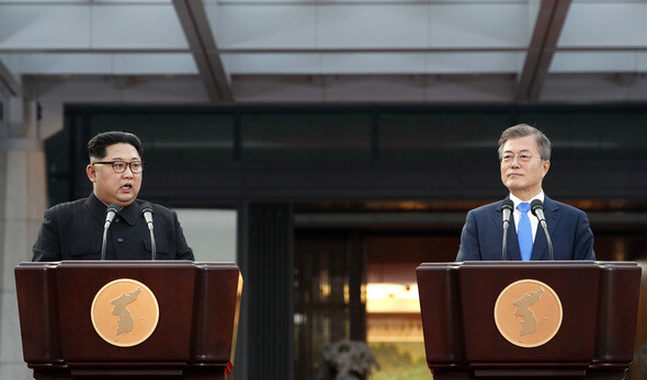 South Korean President Moon Jae-in and North Korean leader Kim Jong-un announce the “Panmunjeom Declaration” following their summit on Apr. 27.