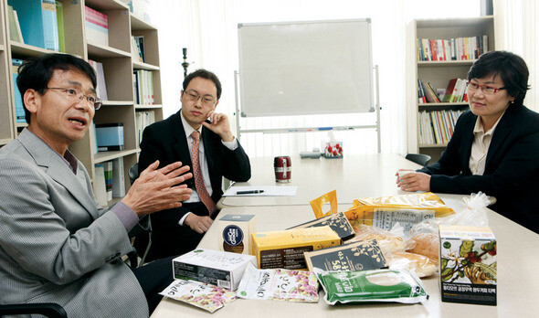 오항식 아이쿱 생협연합회 사무처장, 이원재 한겨레경제연구소 소장, 김경 국제민주연대 간사(왼쪽부터)가 4월22일 한겨레경제연구소 회의실에서 ‘윤리적 소비’를 놓고 좌담을 하고 있다.