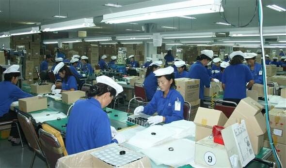  North Korean workers get back to work at a factory in the Kaesong Industrial Complex