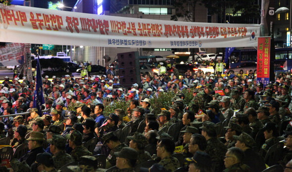 군복을 입은 참가자들. 10월5일 서울역 앞.