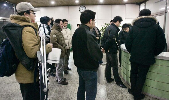 지난 1월 서울 남대문경찰서 1층 로비에서 밤새워 줄을 선 끝에 업무가 시작된 직후인 아침 9시, 가장 먼저 집회신고서를 내고 있는 이들의 모습. 한겨레 김진수 기자