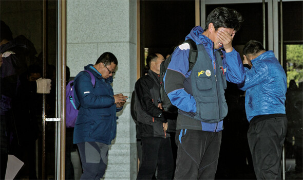 대법원이 지난 11월13일 “쌍용차 정리해고는 유효하다”고 판결한 직후, 김정욱 금속노조 쌍용차지부 사무국장(맨 앞) 등 해고노동자들이 건물 밖으로 나오지 못한 채 울먹이고 있다. 한겨레 신소영