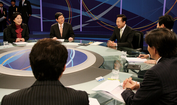 지난 1월30일 SBS ‘대통령과의 원탁대화’ 장면. 〈SBS 전망대〉를 진행하던 김민전 교수(맨 왼쪽)는 원탁대화 직후 SBS로부터 방송 하차를 통보받았다. 사진/ 청와대사진기자단