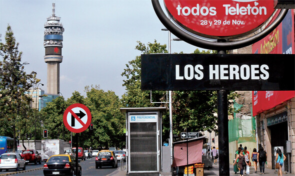 칠레 산티아고의 한 지하철역에 텔레톤 캠페인에 맞춰 “우리는 모두 텔레톤”이라고 쓰인 홍보물이 걸려 있다. 김순배