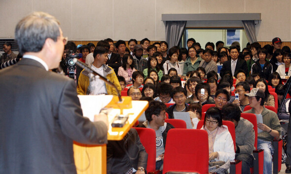 정운찬 국무총리 후보자는 2007년 대선을 앞두고 대학 특강 등의 형식을 빌어 대선 출마와 정치 현안에 대한 입장을 수차례 밝혔다. 그리고 그해 4월30일 대선 불출마를 선언했다. 2007년 4월4일 광주 전남대 용봉홀에서 ‘한국 경제의 지속적 성장을 위한 과제’를 주제로 강연하고 있는 정 후보자. 사진 연합 형민우