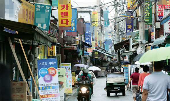 서울 중구 충무로 인쇄골목 풍경. 노동환경건강연구소가 서울시내 인쇄소 22곳에서 사용 중인 세척제 등 50여 개 제품을 수거해 분석한 결과 유해물질이 검출됐다.정용일