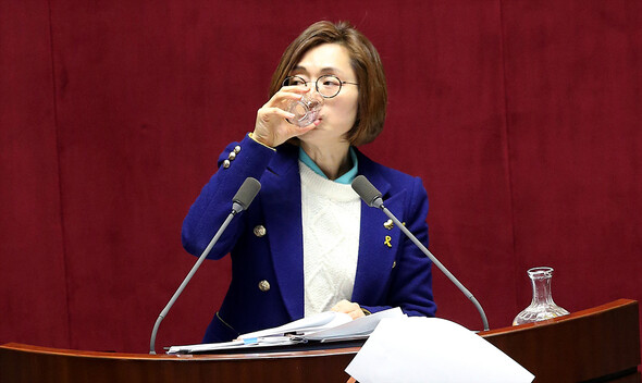 Minjoo Party of Korea lawmaker Eun Soo-mi takes a sip of water while speaking at the National Assembly to filibuster the anti-terror bill brought forth by speaker Chung Ui-hwa
