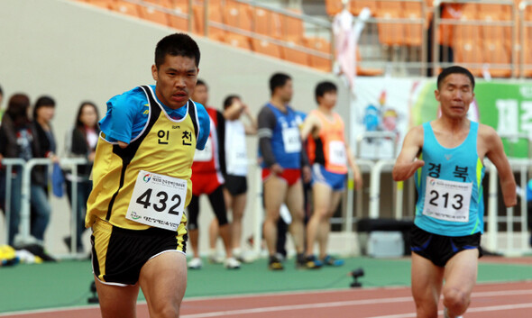 경남 진주종합경기장에서 열린 남자 400m T44, 45 통합 경기에서 인천의 김황태(왼쪽)와 경북의 김영갑이 역주하고 있다.