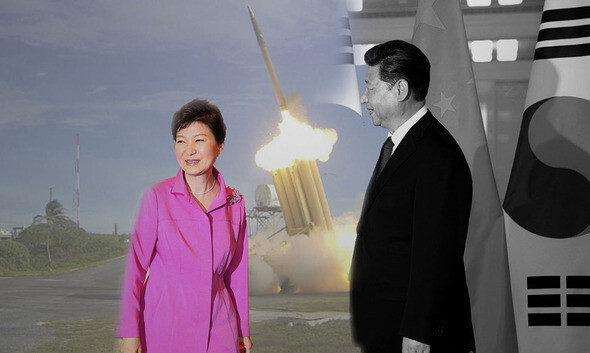 An image of South Korean President Park Geun-hye and Chinese President Xi Jinping in front of a THAAD missile interceptor.　