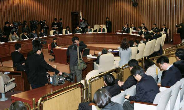3월13일 미디어발전국민위원회가 첫 번째 전체회의를 열고 100일간의 장정에 돌입했다(왼쪽).