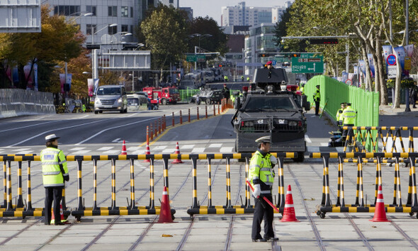 11월12일 G20 정상회의가 열리는 삼성동 코엑스 주변 도로의 교통이 통제되고 있다.