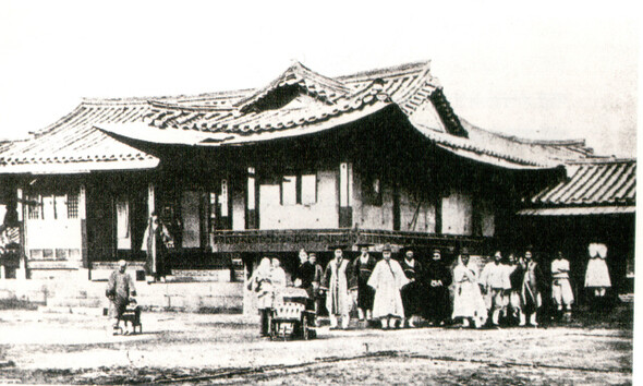 서울 박동(수송동) 묄렌도르프의 저택. 1884년께 통리아문 및 해관 관리들과 함께 찍은 사진으로 추정된다. 넓은 정원을 서양식으로 꾸미고 테니스장까지 만들었다고 하는데, 사진 하단의 직각으로 굽은 선이 테니스장 선으로 보인다. 전우용 제공