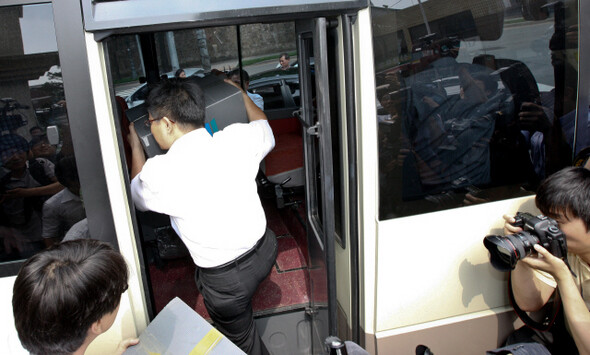 ‘메리어트 모임’의 인사 개입 의혹이 일파만파로 커져간다. 7월9일 서울중앙지검 특별수사팀 관계자들이 공직윤리지원관실을 압수수색한 뒤 물품을 차량에 실어 나르고 있다. 한겨레21 정용일 기자