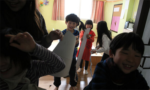 서울 마포구 망원동 ‘오방놀이터’에서 아이들이 뛰어 놀고 있다. 이 공간에서는 나이가 달라도 모두 친구다. 초등학교 1~2학년인 아이들은 형이나 언니라는 말 대신 서로 이름이나 별명을 부르며 지낸다. 한겨레 정용일 기자