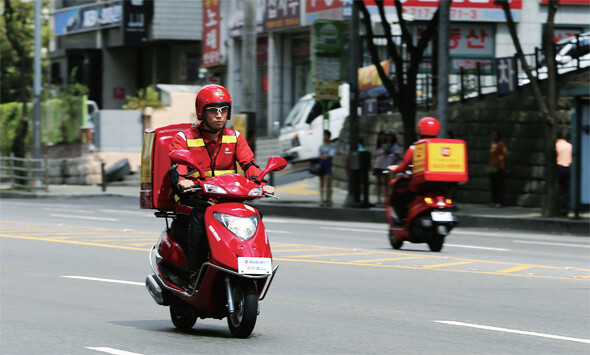 구교현 아르바이트노동조합 위원장이 지난 8월15일 오후 서울 마포구 인근에서 오토바이를 타고 배달하고 있다. 2014년 자료사진