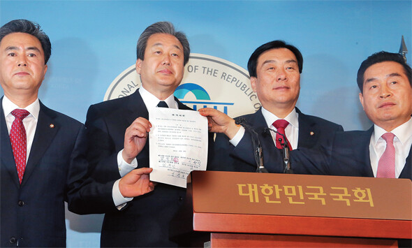 지난해 12월30일 새누리당 김태흠 의원과 김무성 의원, 민주당 박기춘 사무총장과 이윤석 의원(왼쪽부터)이 서울 여의도 국회 정론관에서 기자회견을 열고 철도산업발전소위원회 구성 등을 담은 여·야·철도노조의 합의안을 발표하고 있다.한겨레 김경호
