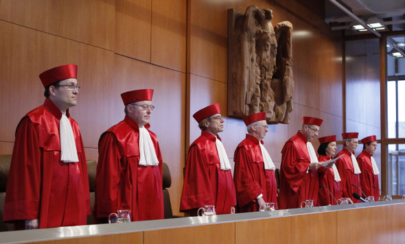 » 환자의 자기결정권을 중시하는 독일에선 성인의 수혈 거부는 물론 미성년 보호자의 수혈 거부에 대해서도 ‘합리적 고찰’에 기초한 섬세한 판결을 내리고 있다. 독일 최고법원인 헌법재판소 재판관들. REUTERS/ ALEX DOMANSKI 
