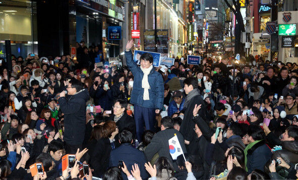 지난해 대선 때 후보직을 사퇴한 뒤 문재인 민주통합당 후보 지원 유세에 나선 안철수 전 서울대 교수의 모습. 안 전 교수는 ‘국회의원 보궐선거 후보’로 정치를 재개한다. 한겨레 신소영