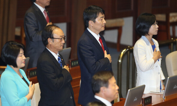 2일 오후 정기국회 본회의 개원식이 열린 서울 여의도 국회 본회의에 참석한  이석기 의원이 국민의례, 애국가제창, 묵념을 하고 있다.  신소영 기자 viator@hani.co.kr