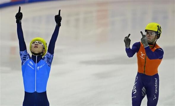 <YONHAP PHOTO-1371> Sjinkie Knegt (R) of the Netherlands' team gestures next to Victor An (L) of the team of Russia celebrating after Russia won the men's 5000m relay final race of the ISU European Short Track speed skating Championships in Dresden, eastern Germany, on January 19, 2014. Russia won the race ahead of the Netherlands (2nd) and Germany. AFP PHOTO / ROBERT MICHAEL../2014-01-20 16:22:57/ <저작권자 ⓒ 1980-2014 ㈜연합뉴스. 무단 전재 재배포 금지.>