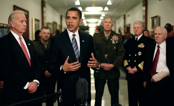 ‘아프간, 오바마의 전쟁?’ 지난 1월28일 국방부 청사를 방문한 버락 오바마 미 대통령(앞줄 왼쪽 두 번째)이 로버트 게이츠(맨 오른쪽) 국방장관 등 군 관계자들을 만난 자리에서 새 행정부의 군사안보 정책에 대해 밝히고 있다. REUTERS/ JIM YOUNG