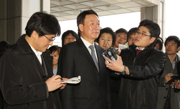 &raquo; 지난 2월28일 오후 한상률 전 국세청장이 검찰 소환조사를 받으려고 서울 서초구 서초동 서울중앙지검 청사로 들어가는 도중 기자들의 질문을 받고 있다. 한겨레 신소영 기자 