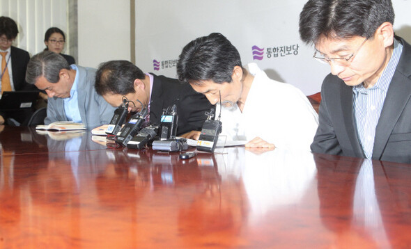 강기갑 통합진보당 혁신비상대책위원장(오른쪽 두 번째) 등이 지난 5월24일 국회에서 열린 회의를 마친 뒤 머리를 숙여 국민에게 사과하고 있다. 그러나 이석기·김재연씨 등은 다음날 비례대표 후보 사퇴를 끝내 거부했다. <한겨레>이정우 선임기자