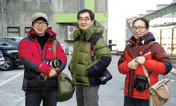 왼쪽부터 K2 ‘마조람3’을 입은 정용일 기자, 코오롱스포츠 ‘헤스티아’를 입은 박승화 기자, 블랙야크 ‘에어로원’을 입은 탁기형 선임기자.김명진