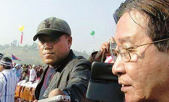 군부대 구금 중 살해된 기자 아웅나잉(왼쪽)이 취재하는 모습. 휴전협상 정부팀 대표인 아웅민 장관을 인터뷰하고 있다. 군은 그가 카렌반군 중 하나인 민주카렌불교도군(DKBA) 소속이라고 주장한다. 아웅나잉 페이스북 비디오 화면 갈무리