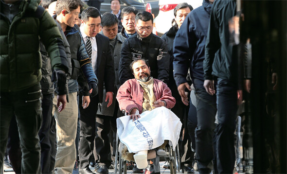주한 미국대사를 피습한 김기종씨가 지난 3월6일 휠체어를 탄 채 구속영장 실질심사를 받기 위해 서울중앙지법으로 향하고 있다. 한겨레 신소영 기자
