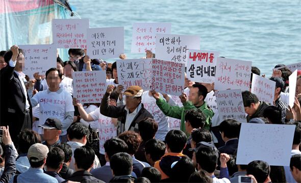 5월1일 오후 안산에서 출발한 세월호 희생자 유가족이 진도 팽목항에서 실종자 가족들을 만나 위로한 뒤 정부 대처에 항의하는 구호를 외치고 있다. 한겨레 신소영