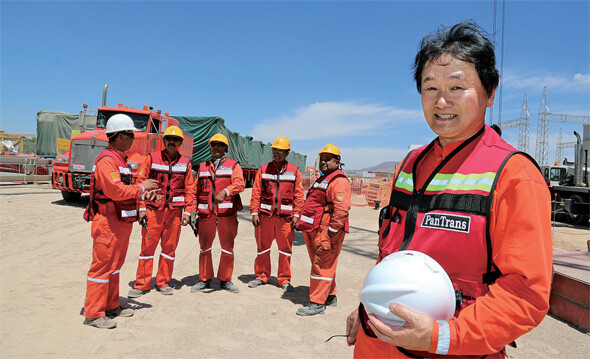 판트란스의 홍금표 사장이 알타미라 항구에서 750km 떨어진 산루이스델라파스의 인터젠 열병합발전소까지 120t짜리 배열회수보일러(HRSG) 3대를 운송하는 작업을 무사히 마친 뒤 환하게 웃고 있다. 박상주