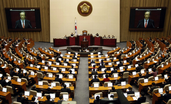 국회는 각계각층의 이해관계가 엇갈리며 빚어지는 갈등과 대립을 조정하는 역할을 요구받고 있다. 한겨레 박종식 기자