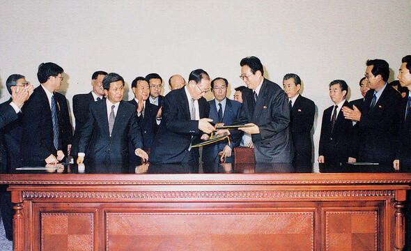 1998년 6월22일 북한을 방문한 정주영 현대 명예회장이 김용순 북한 아태위원장과 금강산지구 개발에 관한 의정서를 교환하고 있다. 한겨레 자료사진