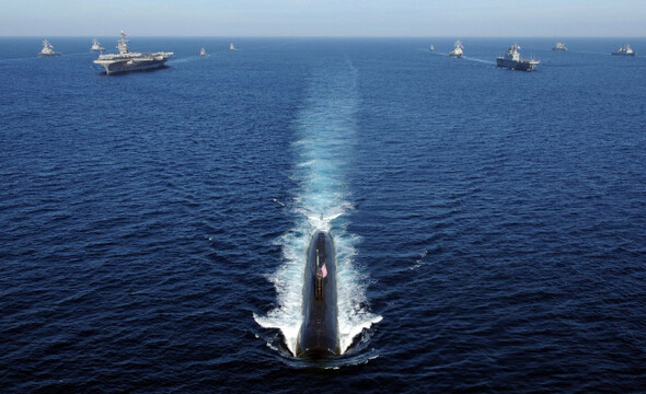 지난해 7월 한-미 해상 연합훈련에서 미국 잠수함을 선두로 한-미 함정들이 편대 운항을 하고 있다.연합