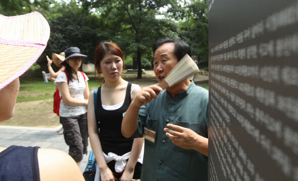 와글와글, 가족들이 모여드는 박물관의 일요일은 분주하다. 김종대씨는 그들에게 먼저 다가가 유물들의 숨은 이야기를 들려주고, 그들과 친구가 되기를 주저하지 않는다. 지난 8월3일 오후 김종대 전주시 문화유산해설사가 경기전 안에 있는 예종대왕 태실 앞에서 관광객을 대상으로 문화해설을 하고 있다. 한겨레21 이종찬 선임기자
