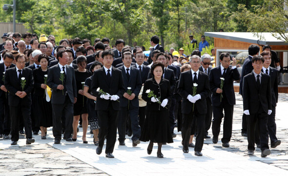 2012년 5월23일 오후 경남 김해시 진영읍 본산리 봉하마을에서 열린 노무현 전 대통령 서거 3주기 추모식에서 노건호씨, 권양숙 여사, 문재인 이사장 등이 헌화 분향을 위해 걸어가고 있다.