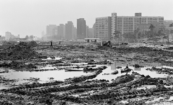 1983년 서울 송파구 방이동 올림픽공원 조성 공사가 한창 진행되고 있다.