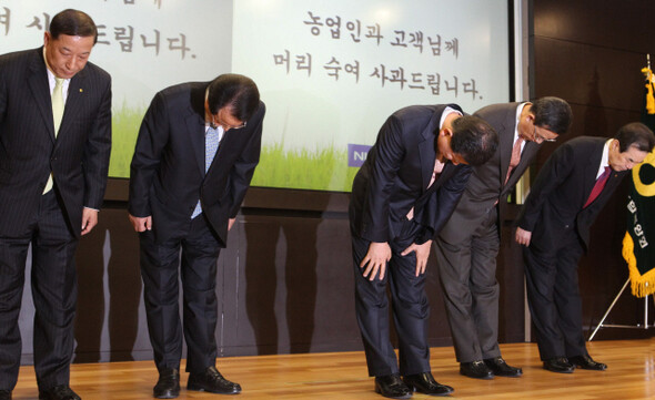 농협은 검찰 조사 결과 최고 보안등급 비밀번호를 수개월간 바꾸지 않는 등 허술하게 전산망을 관리한 것으로 드러났다. 최원병 농협 회장(가운데)이 4월14일 해킹과 관련해 대국민 사과문을 발표한 뒤 고개를 숙이고 있다. 한겨레 이정우