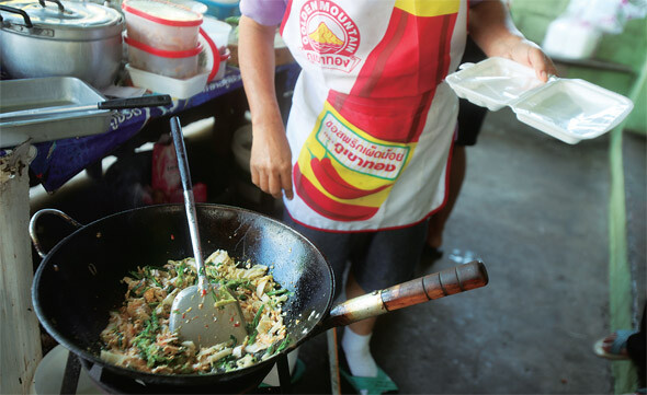 타이 여행 중 길에서 만난 식당. 타이식 볶음밥 ‘카오팟’은 커다란 웍에 재빨리 볶아내야 맛이 좋다. 주재료에 따라 새우가 들어가면 ‘카오팟쿵’, 닭고기가 들어가면 ‘카오팟카이’ 등 이름이 달라진다. 시공사 제공
