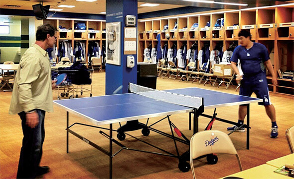 지난 3월 말 LA 다저스의 전지훈련장인 미국 애리조나주 글렌데일의 캐멀백랜치 로커룸에서 류현진이 돈 매팅리 감독과 탁구를 즐기고 있다. 류현진 트위터