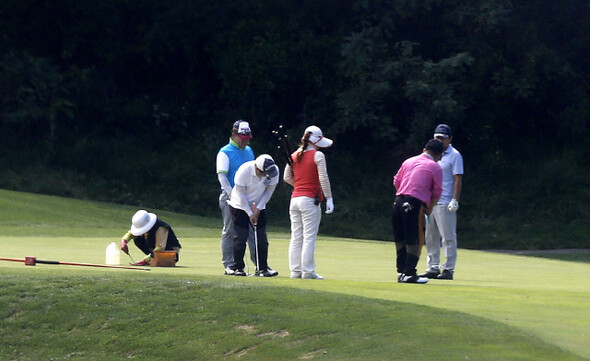 Incheon. Caddies are sometimes vulnerable to sexual harassment by golfers. (Hankyoreh 21 file photo) 