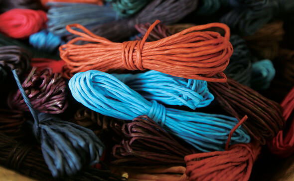 한지로 만든 여러 색깔의 끈. 