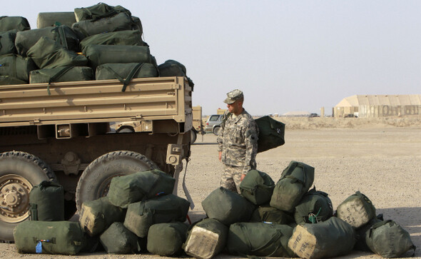 미군의 이라크 탈출이 본격화하고 있다. 8월15일 이라크 탈릴 공군기지에서 철수를 준비하며 군용 배낭을 트럭에 싣고 있는 미군. REUTERS/ THAIER AL-SUDANI
