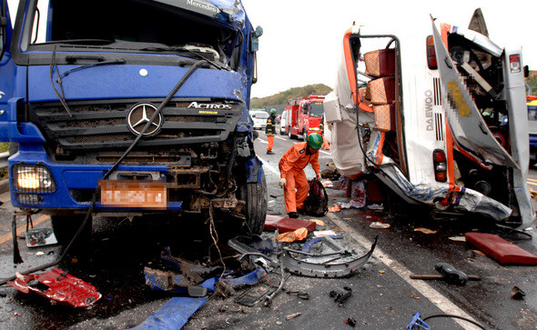 » 2007년 11월26일 제주시 애월읍 도로변에서 버스와 화물트럭이 충돌했다. 이 사고로 버스 운전사 김아무개(44)씨와 트럭 운전사 한아무개(35)씨, 그리고 버스 승객 16명이 큰 부상을 입었다. 한겨레 자료 
