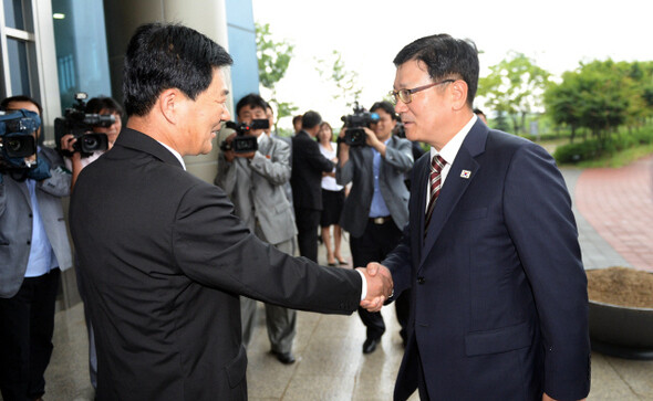  head of the Ministry of Unification’s Inter-Korean Cooperation District Support Directorate (right)